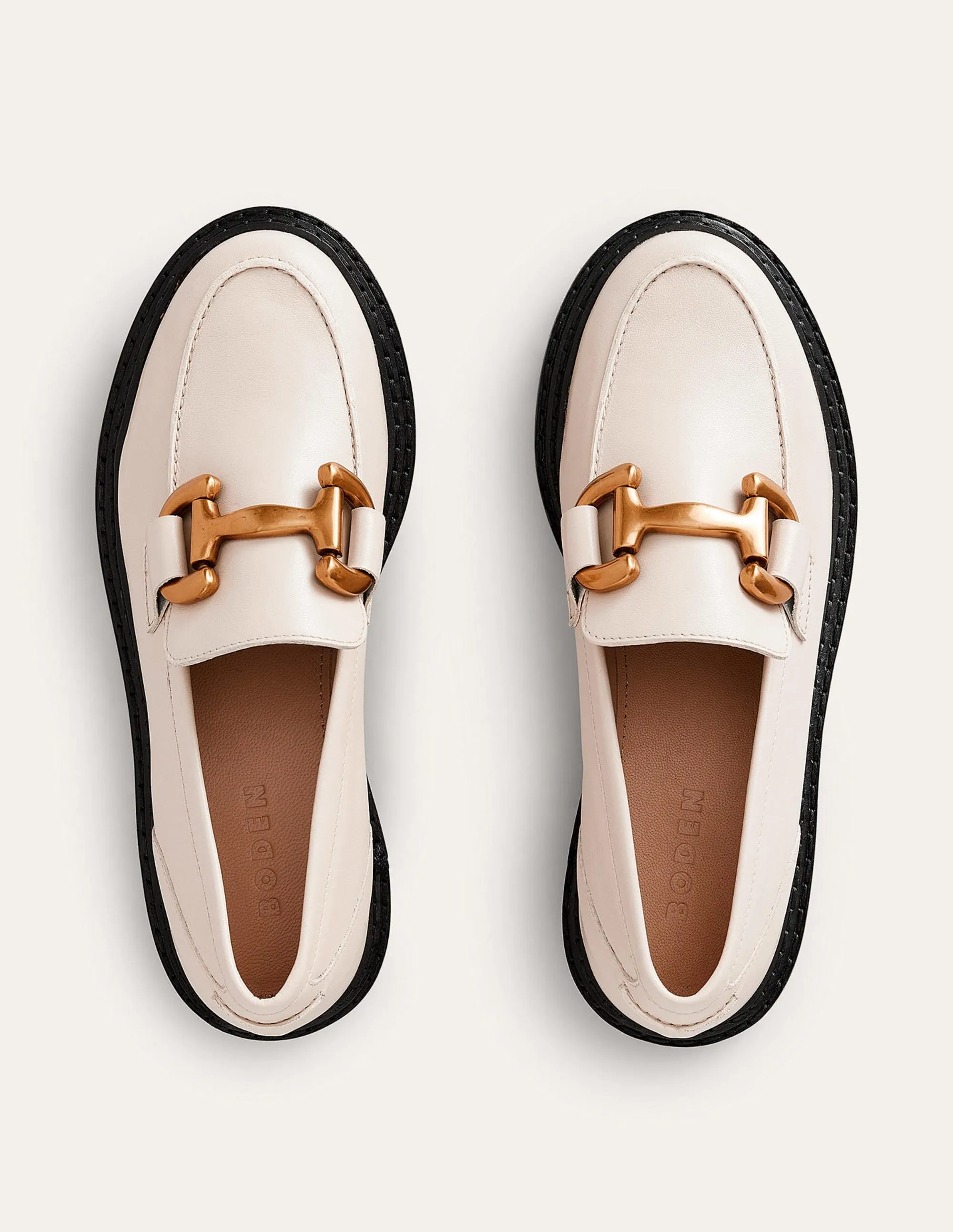 Iris Loafer mit breiter Sohle und Trensendetail-Beige Getrommeltes Leder