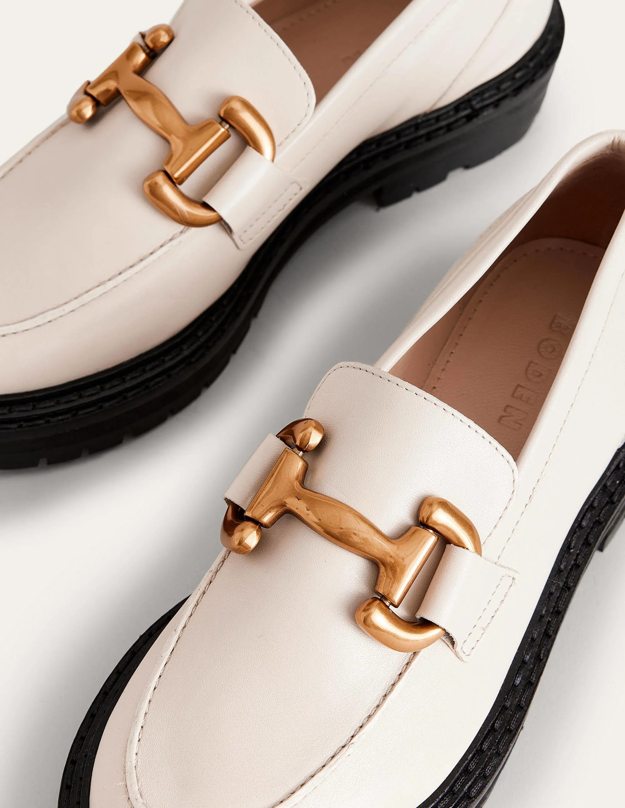 Iris Loafer mit breiter Sohle und Trensendetail-Beige Getrommeltes Leder