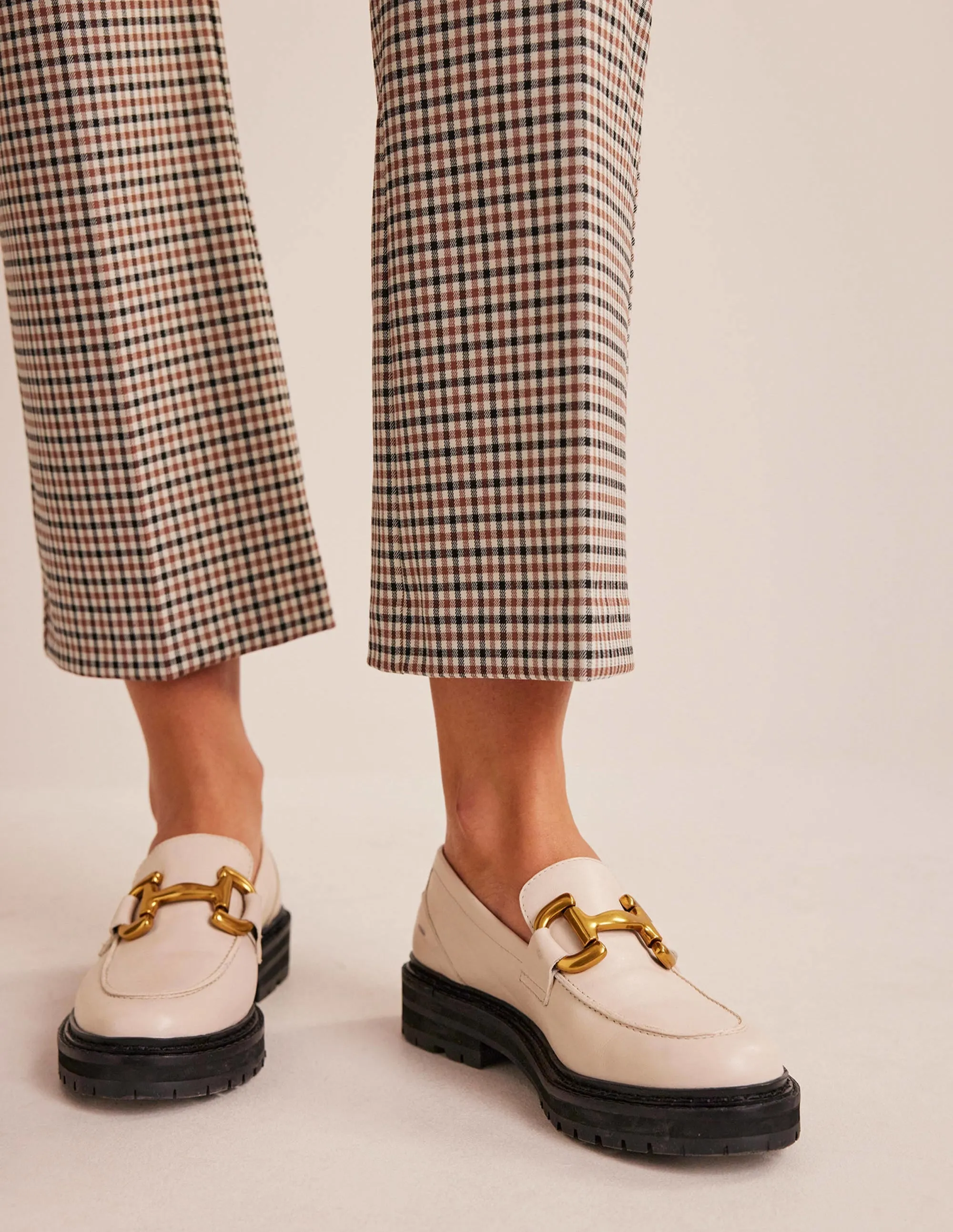 Iris Loafer mit breiter Sohle und Trensendetail-Beige Getrommeltes Leder